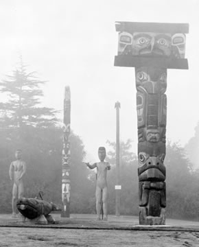 Haida Mortuary Pole amongst other poles inThunderbird Park
