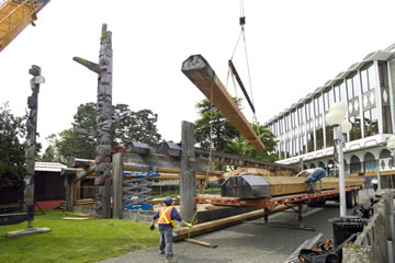 Crane lifting off big beams