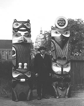 Carver Mark Spense and the two carved posts