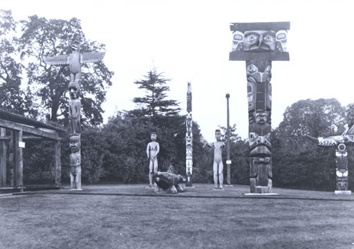 Haida Mortuary Pole amongst other poles inThunderbird Park