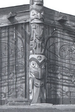 De moitié inférieure, Mât de façade haida