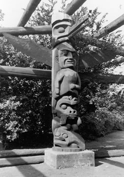 Poteau de maison Kwakwaka’wakw  (Gusgimaxw) 1870