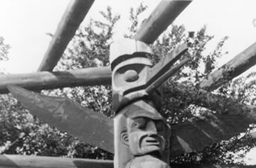 fin vers le haut, Poteau de maison Kwakwaka’wakw  (Gusgimaxw) 1870 in situxw) 1870 in situ
