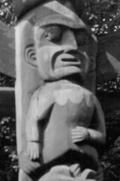 fin vers le haut, Poteau de maison Kwakwaka’wakw (Gusgimaxw) 1870