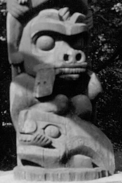 fin vers le haut, Poteau de maison Kwakwaka’wakw  (Gusgimaxw) 1870