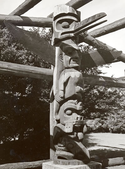 Poteau de maison Kwakwaka’wakw  (Gusgimaxw) House Post