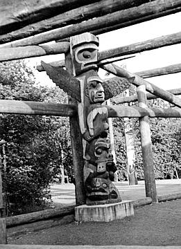 Poteau de maison Kwakwaka’wakw (Gusgimaxw) 1870
