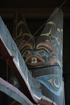 Poteau frontal dans la Maison de verre