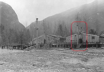Mât de façade nuxalk in situ -Talio