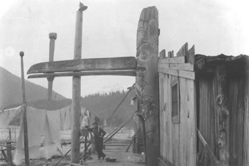 Mât de façade nuxalk in situ - Talio