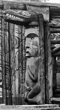 Poteaux de maison nuu-chah-nulth dans le Parc Thunderbird