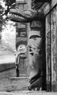 Poteaux de maison nuu-chah-nulth dans le Parc Thunderbird