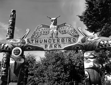 Portique affichant le nom du parc Thunderbird