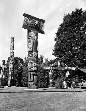 Mât mortuaire haida dans le Parc Thunderbird