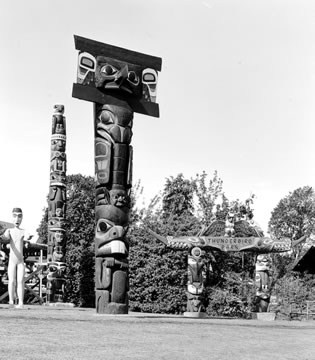 Mât mortuaire haida dans le Parc Thunderbird