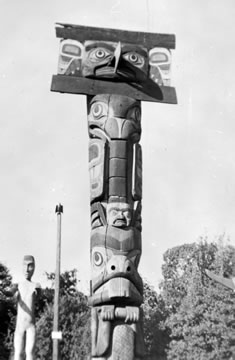 Mât mortuaire haida dans le Parc Thunderbird