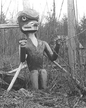 Figure tombale nuxalk in situ