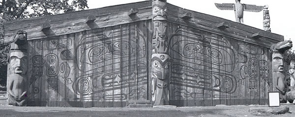 Façade de maison de style de la Côte Nord-Ouest
