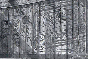 côté gauche, Façade de maison de style de la  Côte Nord-Ouest