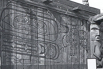 bon côté, Façade de maison de style de la Côte Nord-Ouest