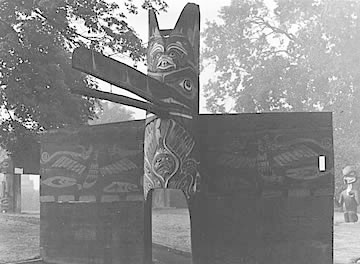 Mât de façade nuxalk, Cloison de cérémonie nuu-chah-hulth