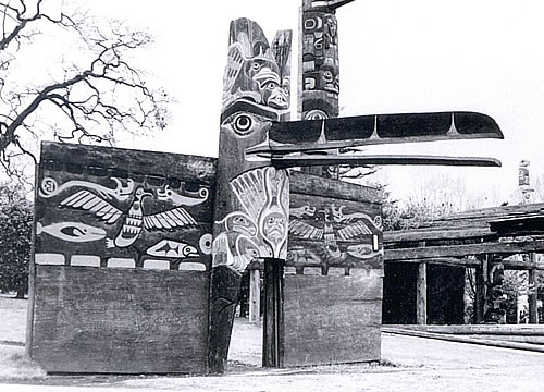 Mât de façade nuxalk, Cloison de cérémonie nuu-chah-hulth