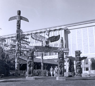 Amoungst de poteau de nom de parc de Thunderbird d'autres mâts totémiques 