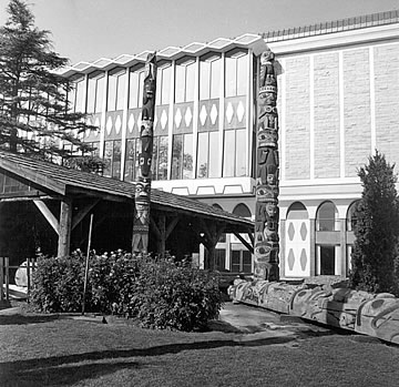 Mât totémique haida dans le Parc Thunderbird