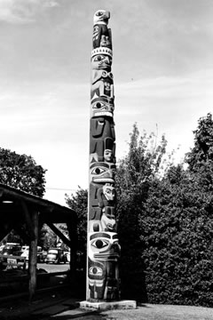 Mât totémique haida dans le Parc Thunderbird