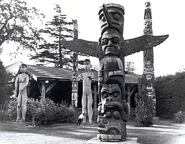 Statues d’accueil avec d'autres mâts totémiques 