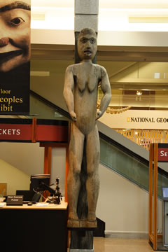 Figure femelle dans le foyer du musée 