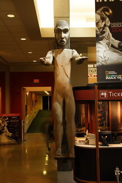 Figure masculine dans le foyer du musée 