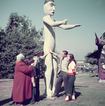 Mrs. Mungo Martin, Tony Hunt, Mungo Martin, Wilson Duff and Mildred Hunt around the male Welcome Figure