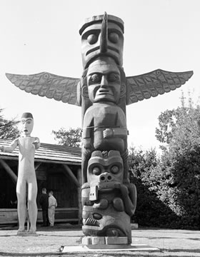 Mât totémique Kwakwak’wakw, 1954