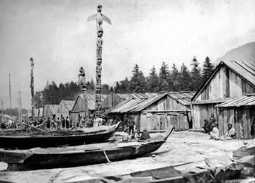 Mât totémique Kwakwaka’wakw in situ