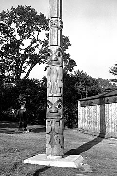 Mât totémique Gitxsan dans le Parc Thunderbird