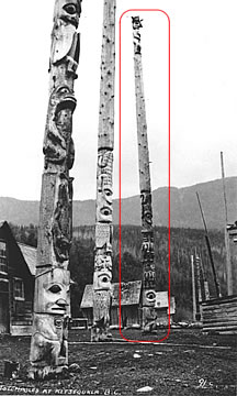 Mât totémique Gitxsan in situ