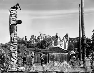 Mât totémique Gitxsan dans le Parc Thunderbird