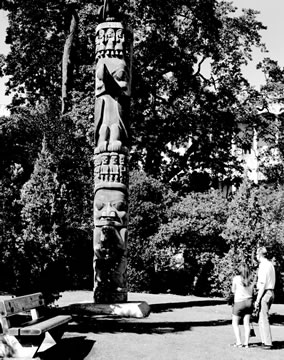 Mât totémique Gitxsan dans le Parc Thunderbird