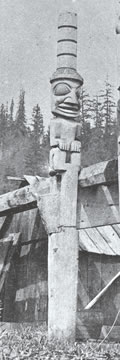 Poteaux Haidas in situ