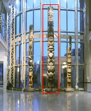 Mât totémique Haida  à l'intérieur du foyer de musée