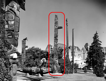 Mât totémique Haida dans le Parc Thunderbird