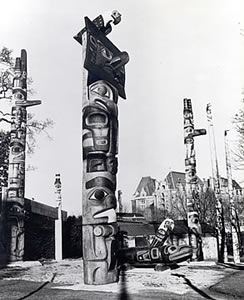 Mât totémique Haida dans le Parc Thunderbird