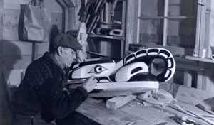 Mungo Martin peignant un masque d’oiseau-cannibale