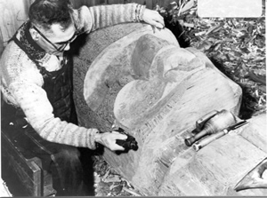 Mungo Martin sculptant un mât 