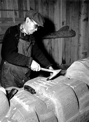 Mungo Martin utilisant une herminette de coude