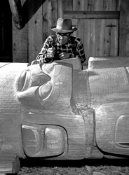Mungo Martin sculptant un mât 