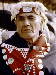 Mungo Martin portant une couverture à boutons (1962)