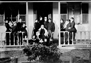 Lady Amelia sur la véranda de sa maison avec quatre générations de descendants.