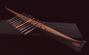 Maquette d’une pirogue de course de style salish de la Côte datant de la première moitié du XXème   siècle. Ce type de pirogue fut spécialement conçu pour la course et continue d’être utilisé de nos jours. 